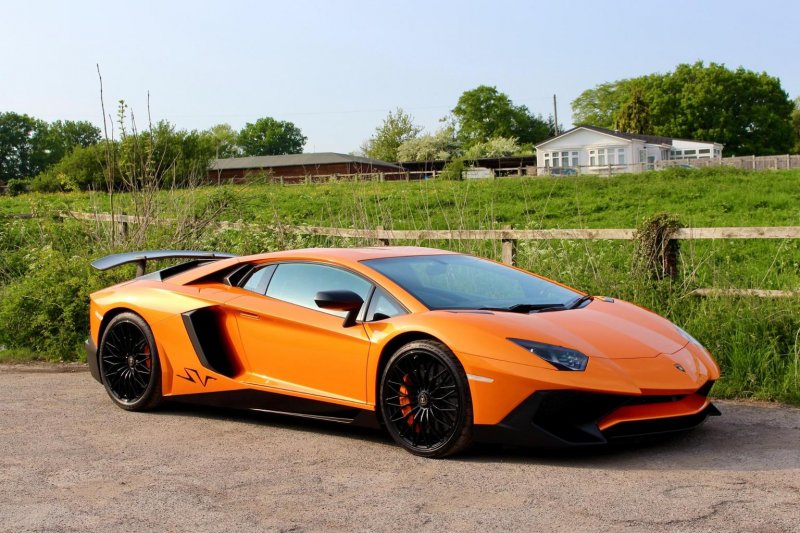 LAMBORGHINI AVENTADOR