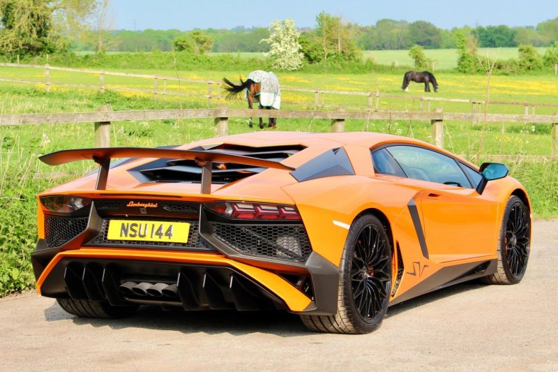 LAMBORGHINI AVENTADOR