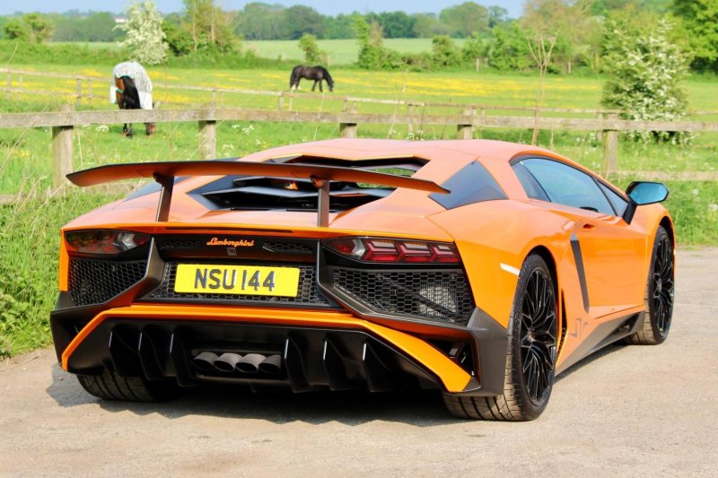 LAMBORGHINI AVENTADOR