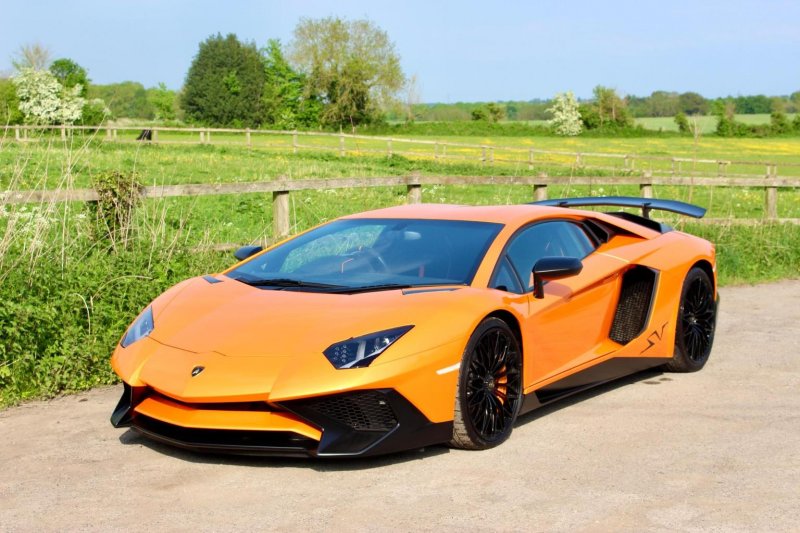 LAMBORGHINI AVENTADOR