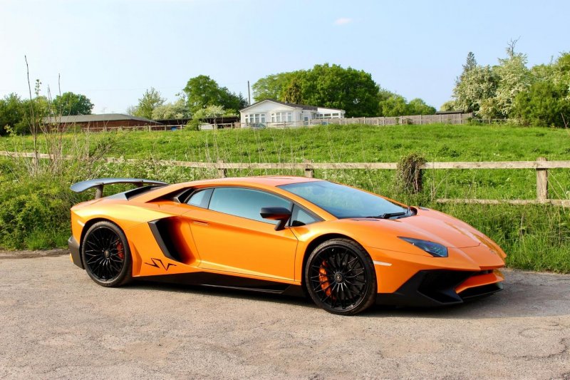 LAMBORGHINI AVENTADOR