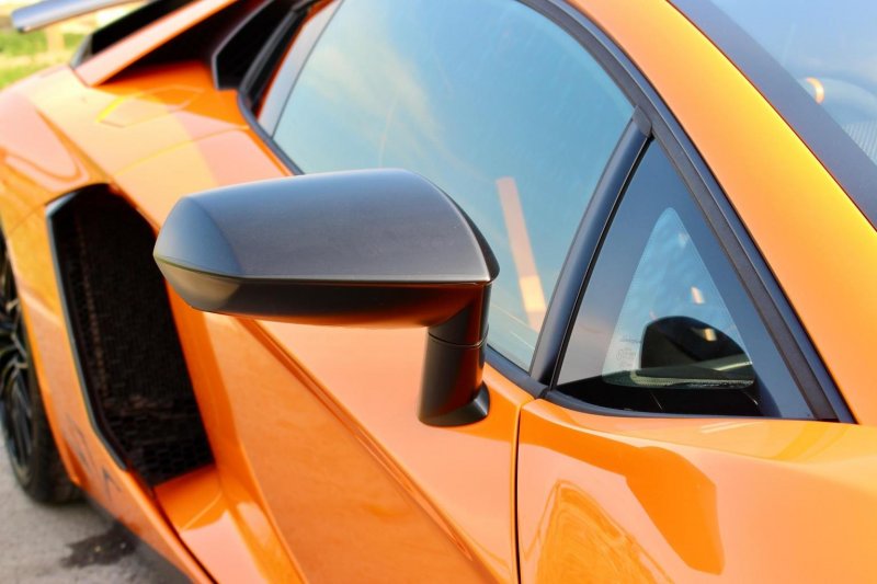 LAMBORGHINI AVENTADOR