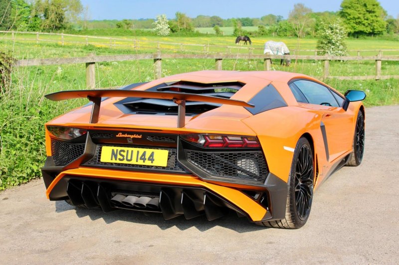 LAMBORGHINI AVENTADOR