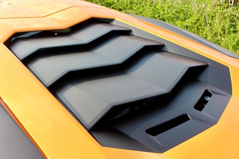 LAMBORGHINI AVENTADOR