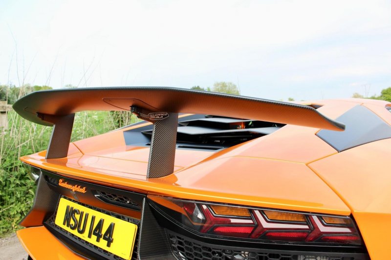 LAMBORGHINI AVENTADOR