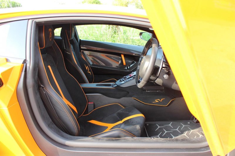 LAMBORGHINI AVENTADOR