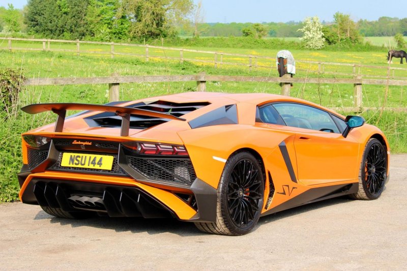 LAMBORGHINI AVENTADOR