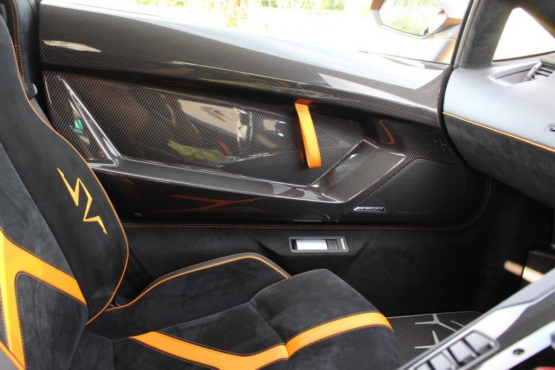 LAMBORGHINI AVENTADOR