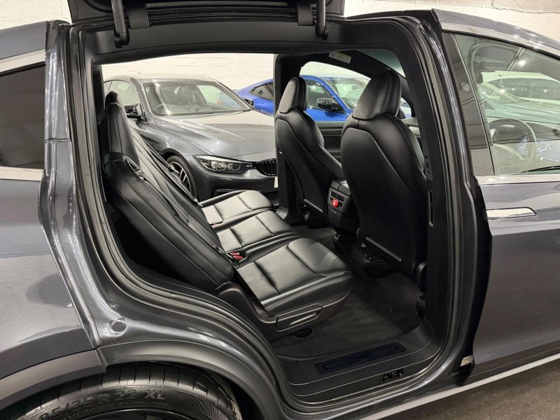 TESLA MODEL X