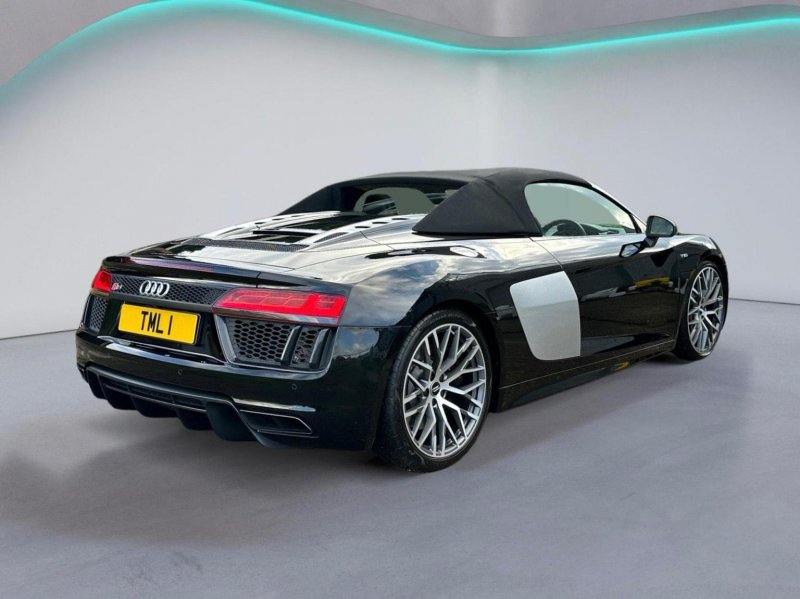 AUDI R8