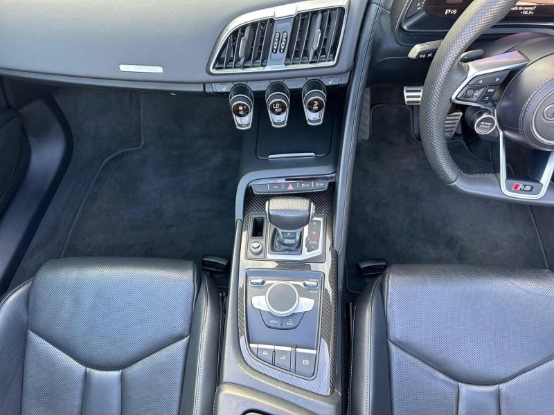 AUDI R8
