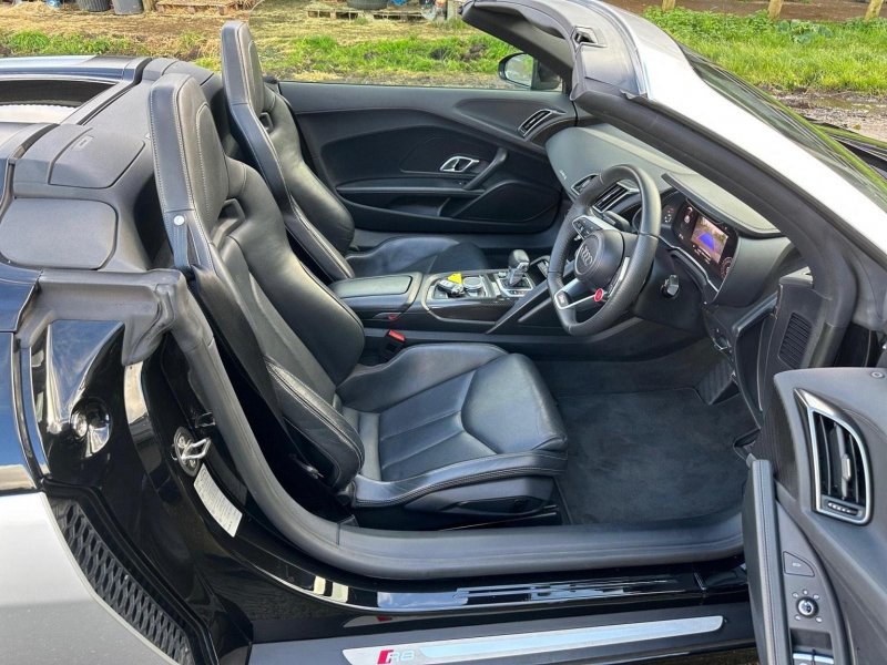AUDI R8