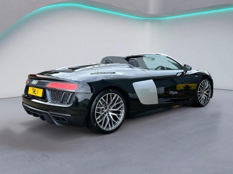 AUDI R8